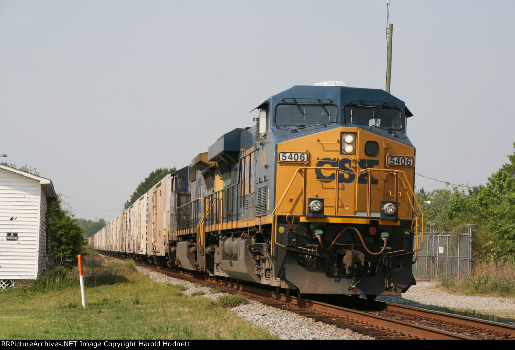 CSX 5406 leads train Q740 northbound